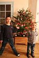 2013-12-14 Zelie mange du pain, les garcons decore le sapin 032